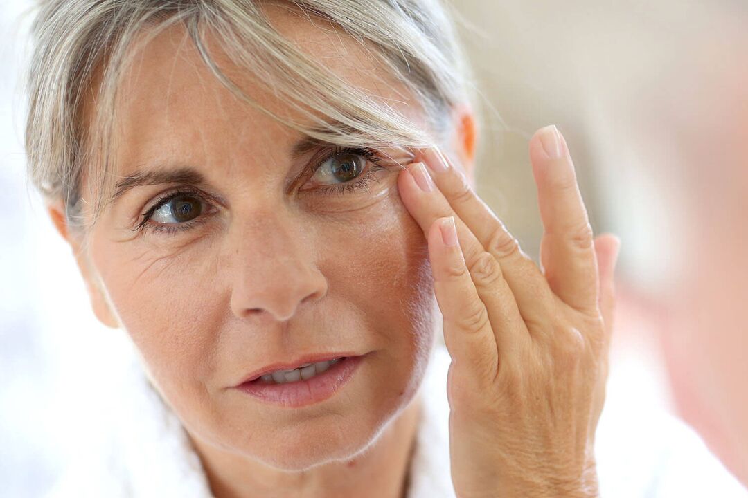 L'auto-massage du visage pour aider les femmes de plus de 50 ans à rester jeunes