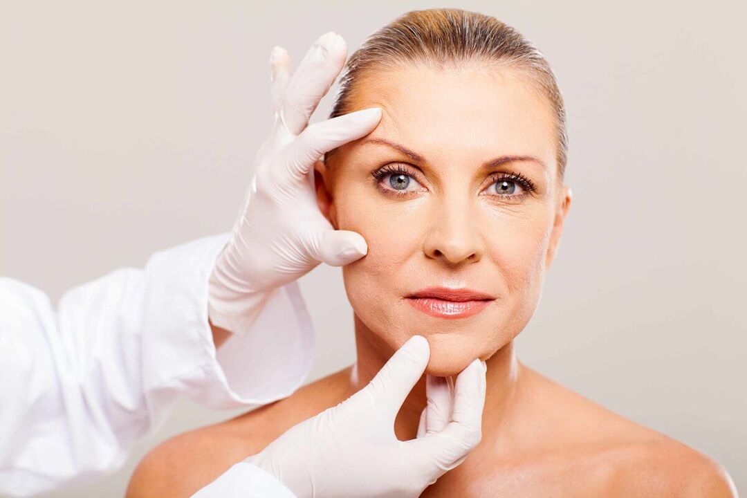 Le cosmétologue sélectionnera la méthode appropriée de rajeunissement de la peau du visage. 