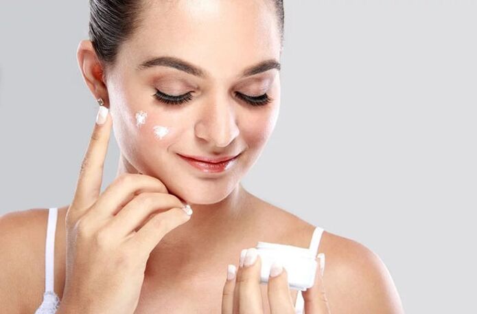 Avant d'utiliser le masseur, appliquez de la crème sur votre visage. 